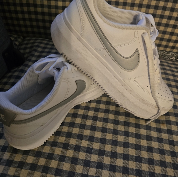 Nike White Mesh Sneakers - Picture 1 of 5